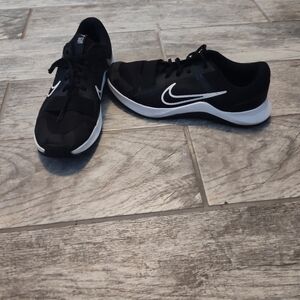 Women's Nike Black And White Cross Training Shoes Size 10 1/2
